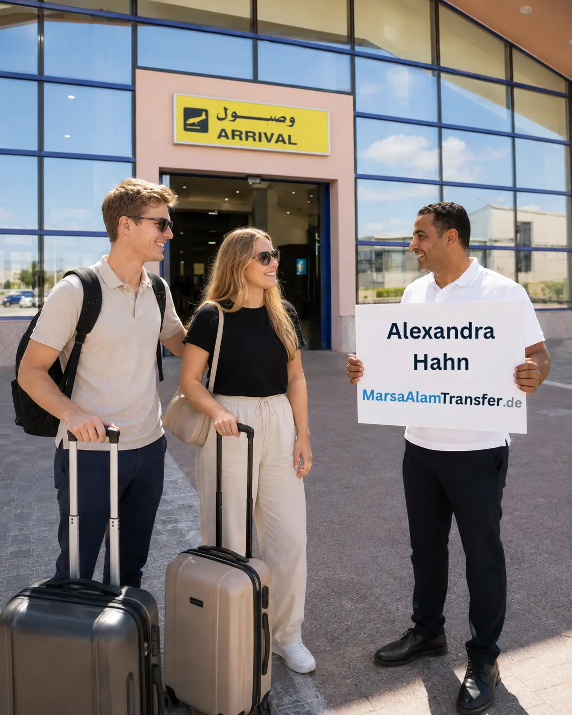 Fahrer trifft Gäste nach dem Verlassen des ARRIVAL-Ausgangs am Marsa Alam Airport