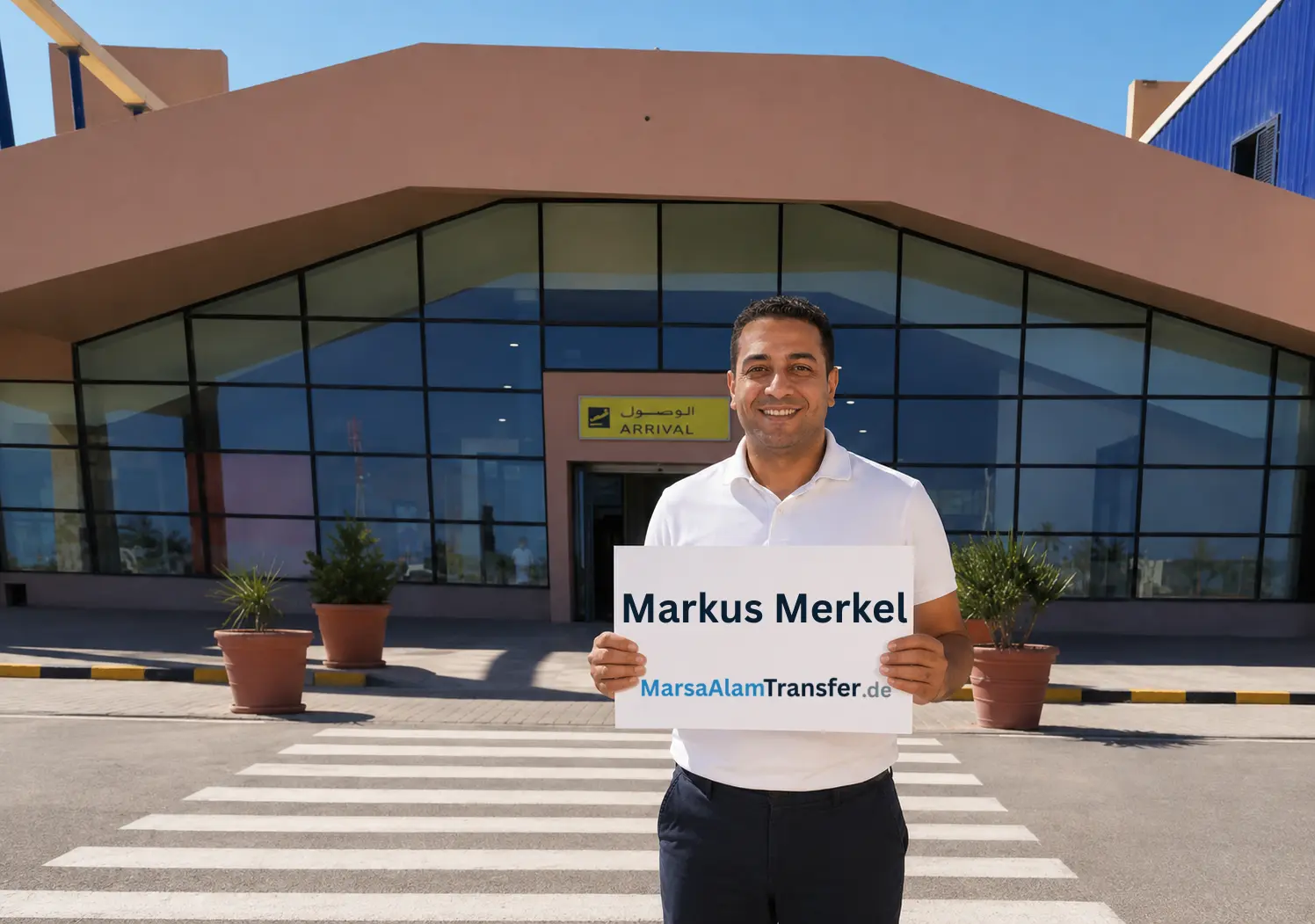 Fahrer wartet vor dem ARRIVAL-Ausgang am Marsa Alam Airport mit Namensschild für Markus Merkel