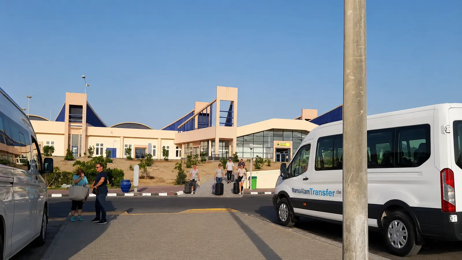 Weg vom Terminal zum Parkplatz am Flughafen Marsa Alam